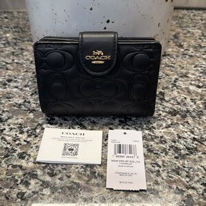 Medium Corner Zip Wallet In Signature Leather Black